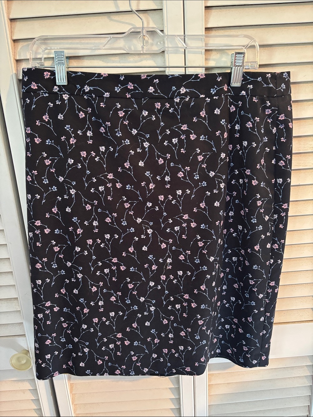 Liz Claiborne Career Navy blue floral skirt; Size 12